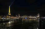 Paris nocturne : vue sur la Seine montrant le Pont Alexandre III et la Tour Eiffel avec son phare - vidéo filmé du Pont de la Concorde
