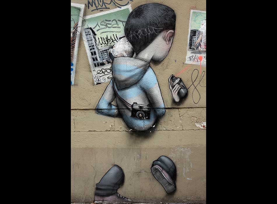 Paris - Arts de la rue - Fusion avec le mur - الفن في الشارع الباريسي