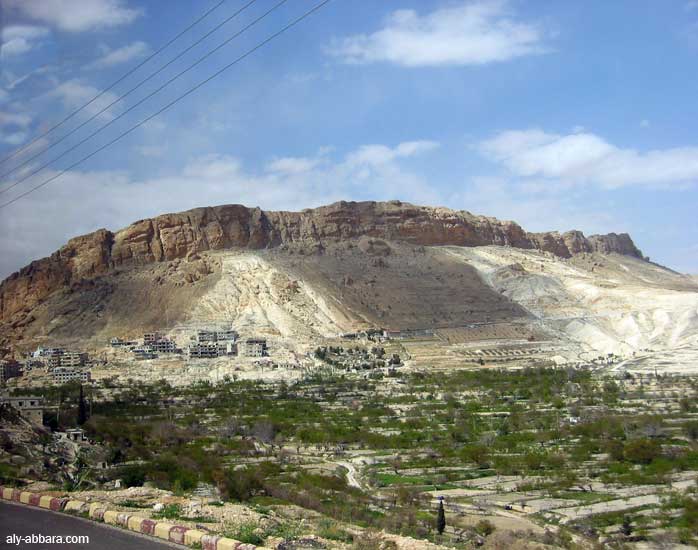 Les premieres habitations de Maaloula