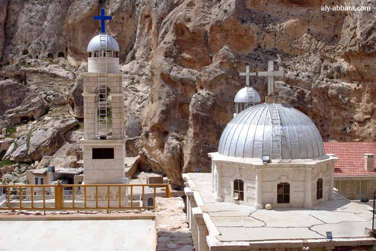 Syrie - Maaloula : les tours de cloches et le dôme de la partie moderne du monastère de Mar Taqla, vue à partir de la terrasse du mausolée de la Sainte Taqla