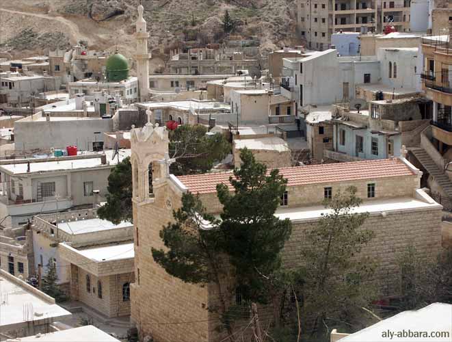 Syrie - Maaloula : le village au pied de la montagne ; les maisons sont serrées les unes contres les autres ; une église et une peu plus loin une mosquée