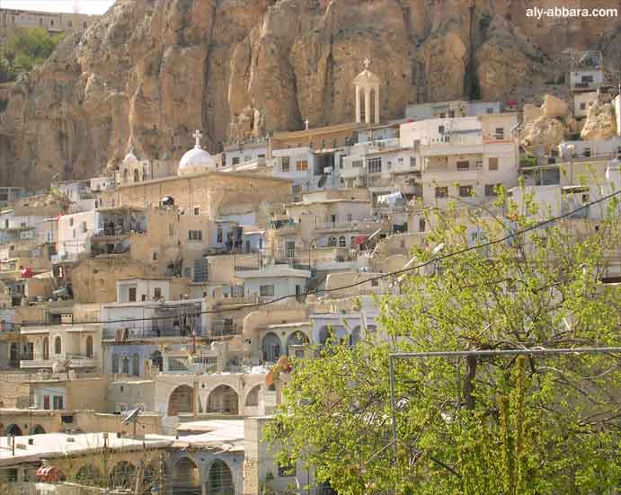 le village au pied de la montagne ; les habitations sont  serrées les unes contres les autres et descendant du flanc de la montagne vers la vallée