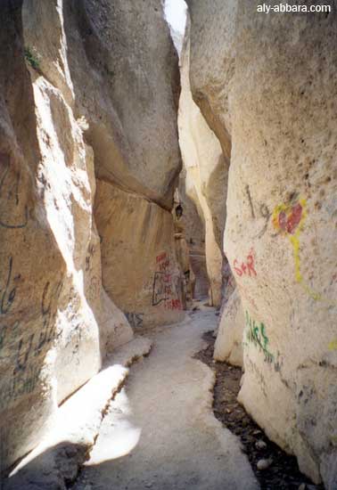 Syrie - Maaloula : la gorge ou al-fajj dans la montagne ; il se produisit par miracle pour permettre à la jeune femme sainte Mar Taqla d'échapper à ses poursuivants et persécuteurs les soldats romains
