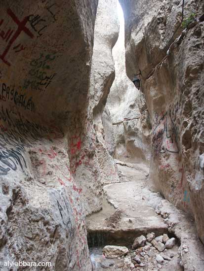 Syrie - Maaloula : Al-jajj ou la fente montageuse qui se produisit par miracle pour permettre à la disciple de Saint-Paul, la jeune femme Mar Taqla d'échapper aux soldats romains  car elle était comndanée à mort