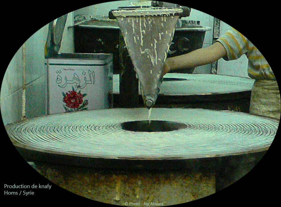Syrie - Pâtisserie - Homs - fabrication des vermicelles du knafy - صناعة شعيرات الكنافة  ـ حمص 