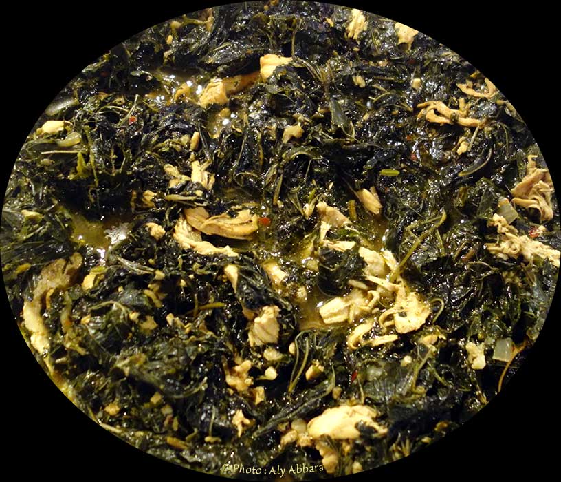 Plat de mloukhieh (mélochie ou corète) au poulet طبق  الملوخية بالجاج