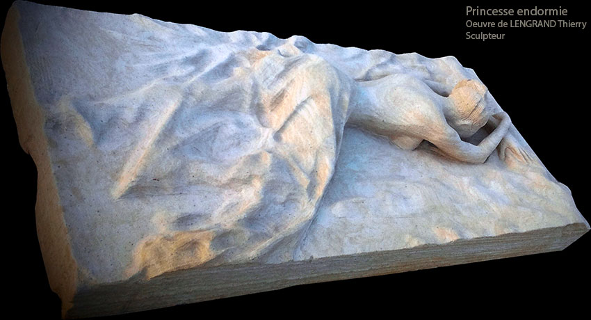 Déesse de la fertilité, sculpture de Jocélyne BURYN, en hommage au sculpteur syrien, Waël Kasstoun, mort sous la torture dans un des enfer en Syrie de 21° siècle