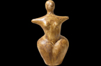 Déesse de la fertilité, sculpture de Jocelyne Buryn, en hommage  au sculpteur syrien Waël Kastoun, mort sous la torture dans les prisons syriennes